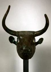 Kopf eines Stiers, mit königlicher sumerischer Inschrift, Halterung für ein Möbelstück oder eine Harfe, nach der Restaurierung, aus Telloh (altes Girsu) Frühdynastische Periode, ca. 2500-2400 v. Chr.